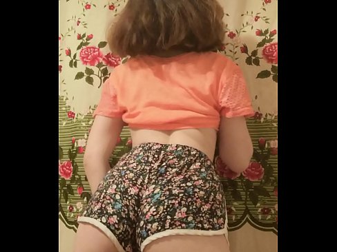 ❤️ ʻO ka pēpē ʻōpio uʻi e wehe ana i kona mau pōkole ma ka pahupaʻikiʻi ❌ Porn video ia makou ☑