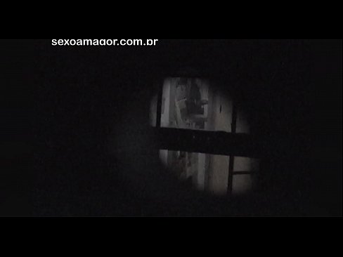 ❤️ Hoʻopaʻa malū ʻia ʻo Blondie e kahi voyeur kaiāulu i hūnā ʻia ma hope o nā pōhaku lepo ❌ Porn video ia makou ☑