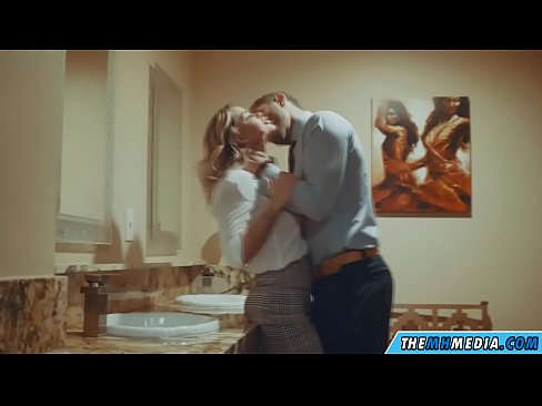 ❤️ Ke hoʻowalewale ʻia ʻoe e kahi blonde busty i kahi lumi hoʻomaha ākea ❌ Porn video ia makou ☑